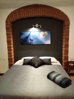 Superior Double Room, Courtyard View (Aire) | Peralatan tempat tidur premium, gebar bulu kapas, tilam berlapik 