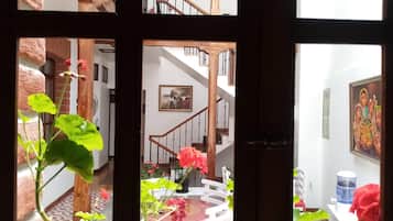 Desayuno con opciones de la cocina local incluido todos los días