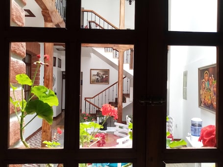 Desayuno con opciones de la cocina local incluido todos los días
