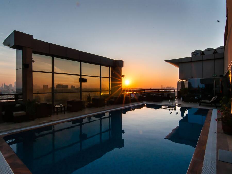 Kolam renang outdoor, dengan payung kolam renang dan kursi berjemur