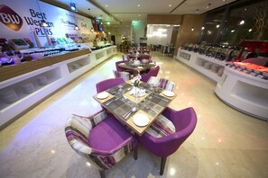 朝食 (ビュッフェ)、毎日提供 (有料)