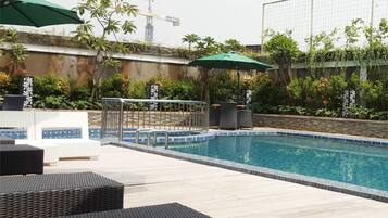 2 ulkouima-allasta avoinna 6.00–22.00, aurinkovarjoja