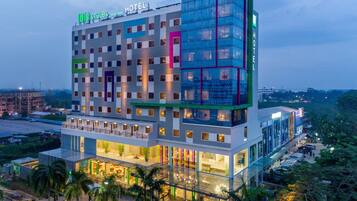 Majoituspaikan julkisivu illalla/yöllä