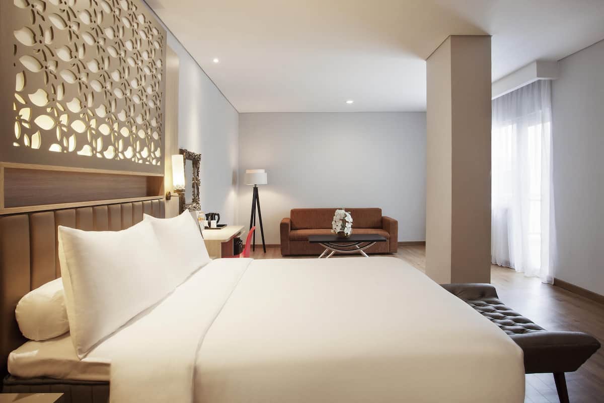Suite – standard, 1 dobbeltseng | Minibar, safe på rommet, skrivebord og lydisolert