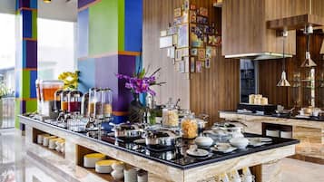 Se sirven desayunos y cocina internacional, con vista a la piscina