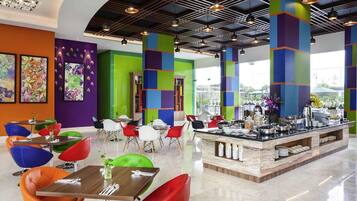 Se sirven desayunos y cocina internacional (con vistas a la piscina)