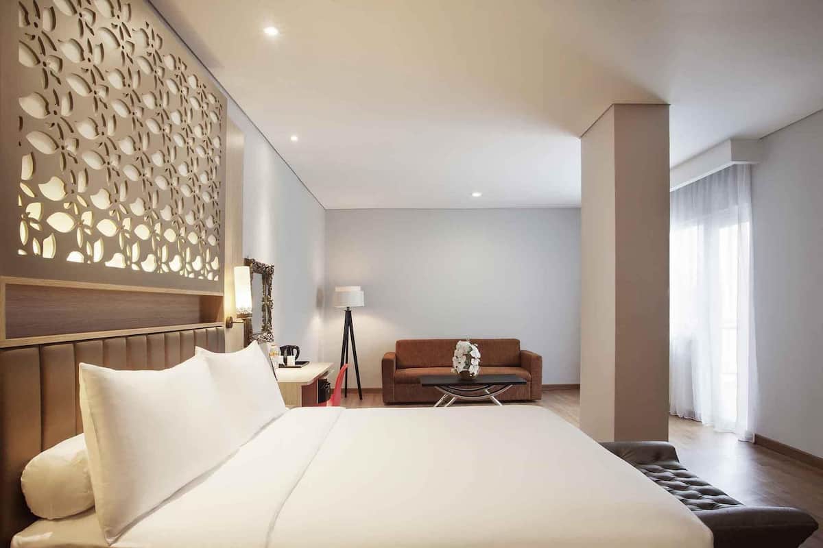 Suite – standard, 1 dobbeltseng | Minibar, safe på rommet, skrivebord og lydisolert