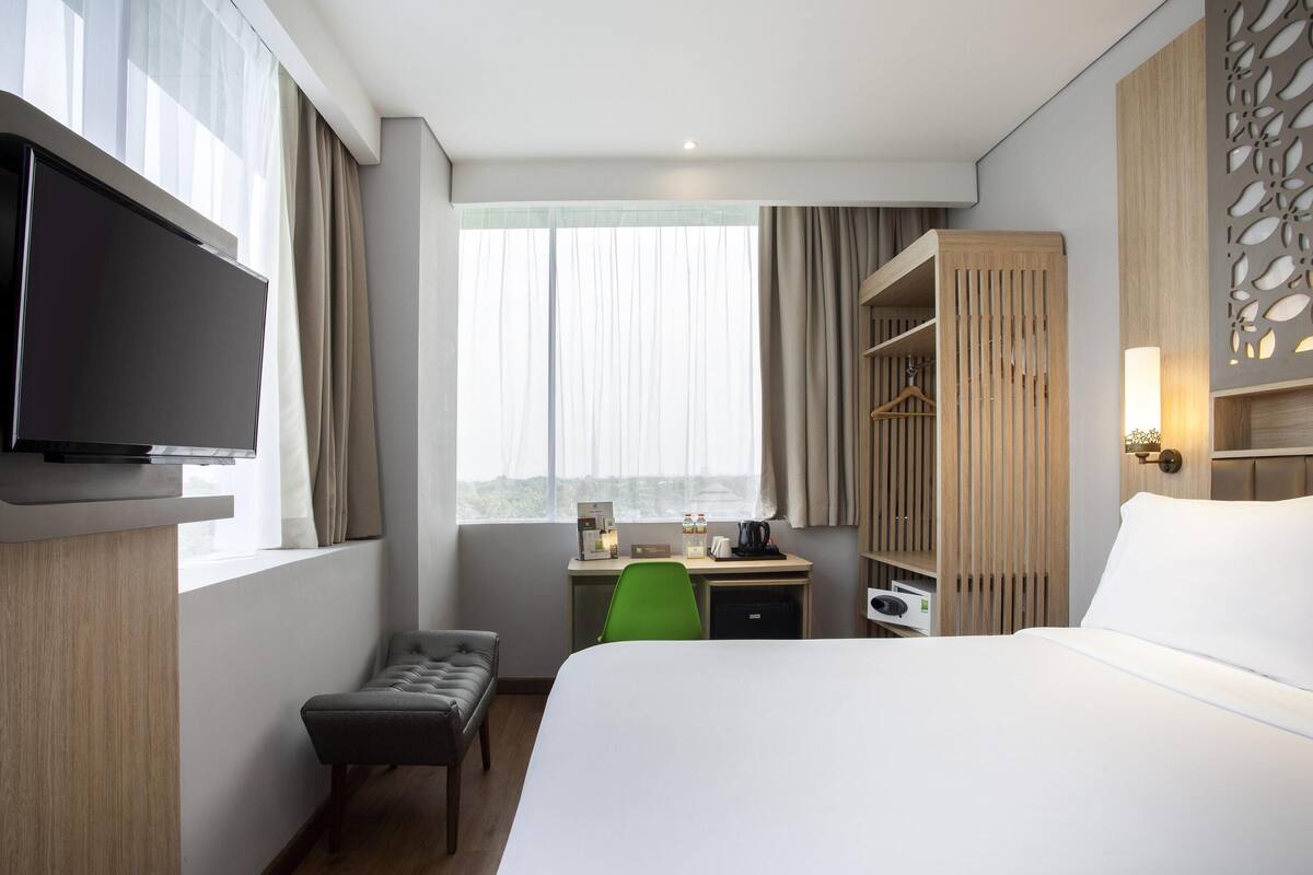 Habitación superior, 1 cama de matrimonio (Panorama View) | Minibar, caja fuerte, escritorio y sistema de insonorización
