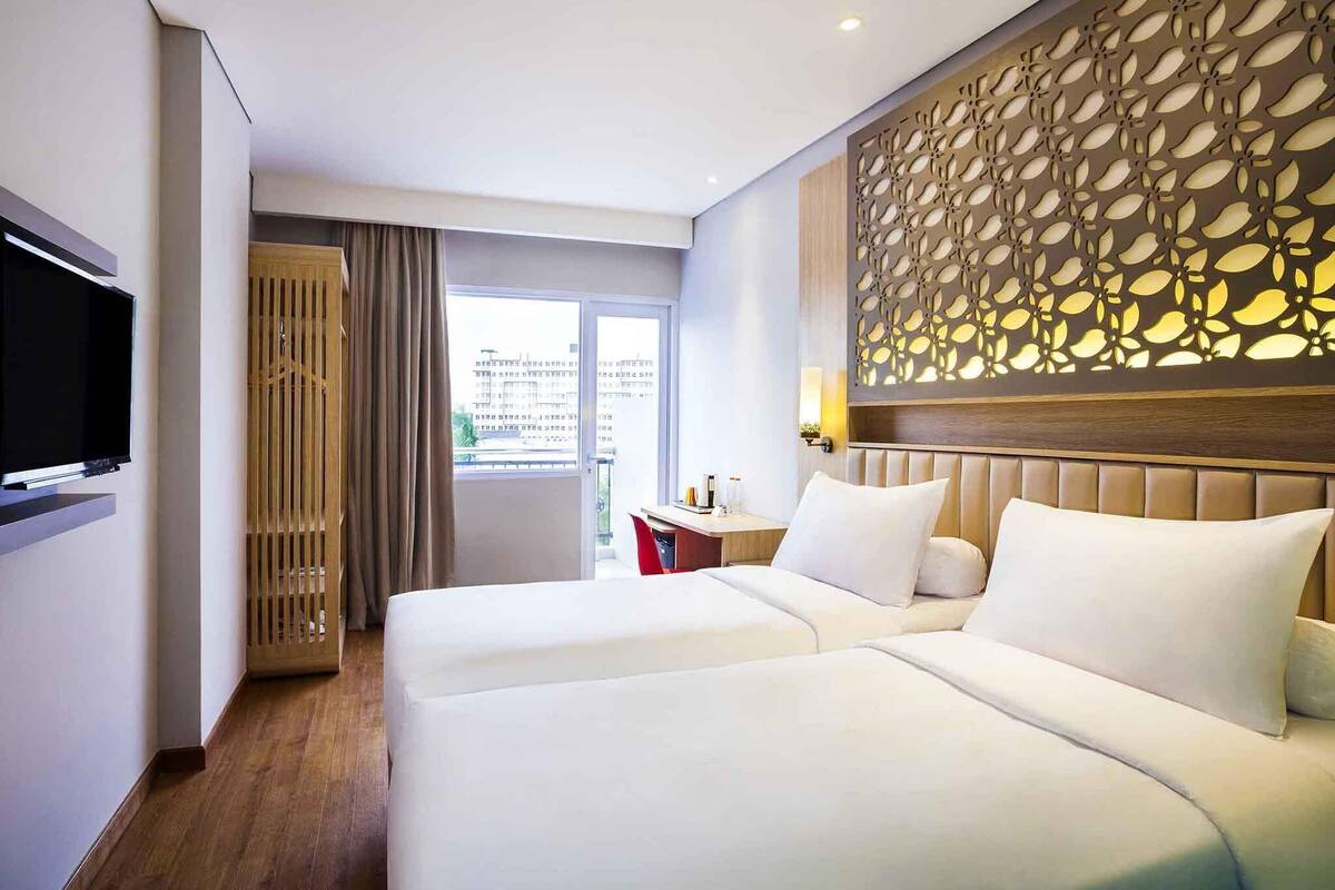Habitación superior, 2 camas individuales, balcón | Minibar, caja fuerte, escritorio y sistema de insonorización