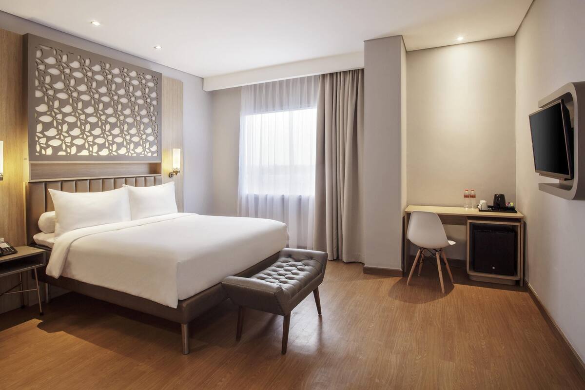 Rom – deluxe, 1 dobbeltseng | Minibar, safe på rommet, skrivebord og lydisolert