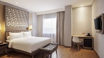 Rom – deluxe, 1 dobbeltseng | Minibar, safe på rommet, skrivebord og lydisolert