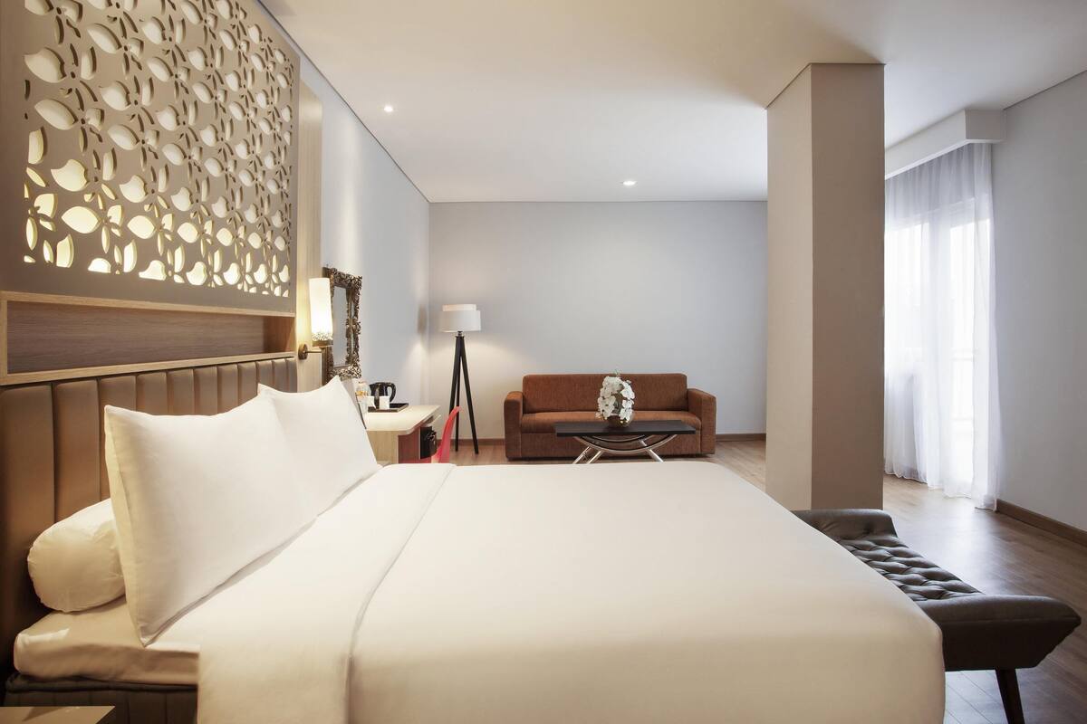 Suite – standard, 1 dobbeltseng | Minibar, safe på rommet, skrivebord og lydisolert
