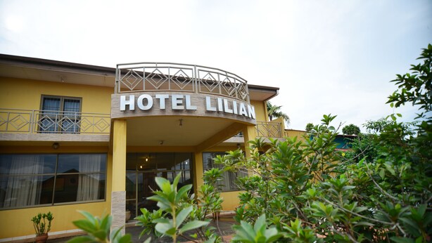 Un hôtel appelé HOTEL LILIAN, doté d’un balcon et d’une enseigne.