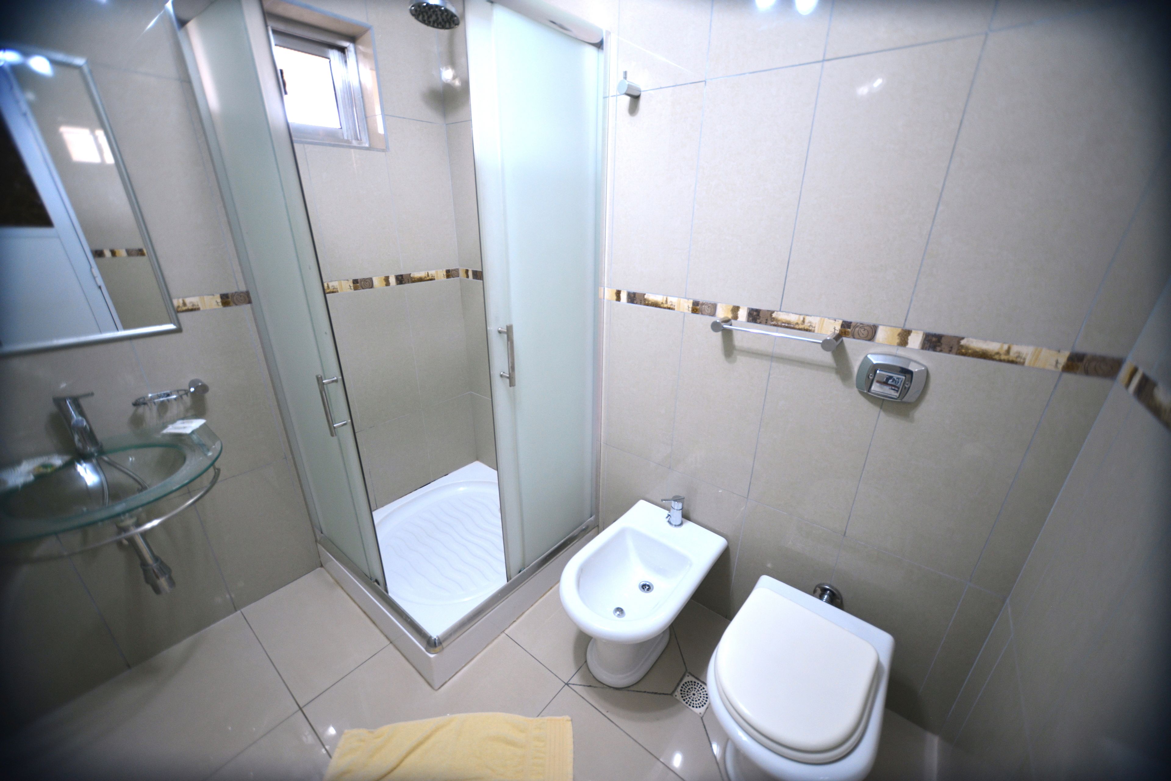 Ducha, artículos de tocador gratuitos, toallas