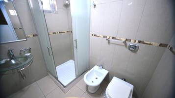 Ducha, artículos de tocador gratuitos, toallas