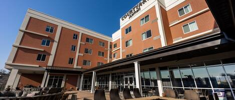 Breakfast and dinner served