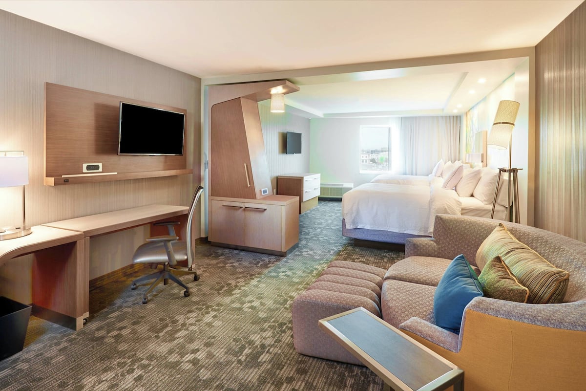 Chambre, plusieurs lits, accessible aux personnes malentendantes (Roll-in Shower) | Literie de qualité supérieure, surmatelas, décoration personnalisée