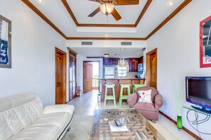 Villa Deluxe, 3 habitaciones, para no fumadores, vista al lago | Área de sala de estar | Televisión 