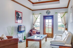 Villa – deluxe, 3 soverom, ikke-røyk, utsikt mot innsjø | Oppholdsrom | TV