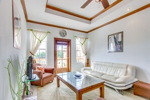 Villa – deluxe, 3 soverom, ikke-røyk, utsikt mot innsjø | Oppholdsrom | TV