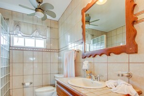 Villa Deluxe, 3 habitaciones, para no fumadores, vista al lago | Baño | Regadera, amenidades de baño gratuitas, secadora de cabello, toallas 