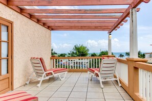 Villa Deluxe, 3 chambres, non-fumeurs, vue lac | Terrasse/Patio