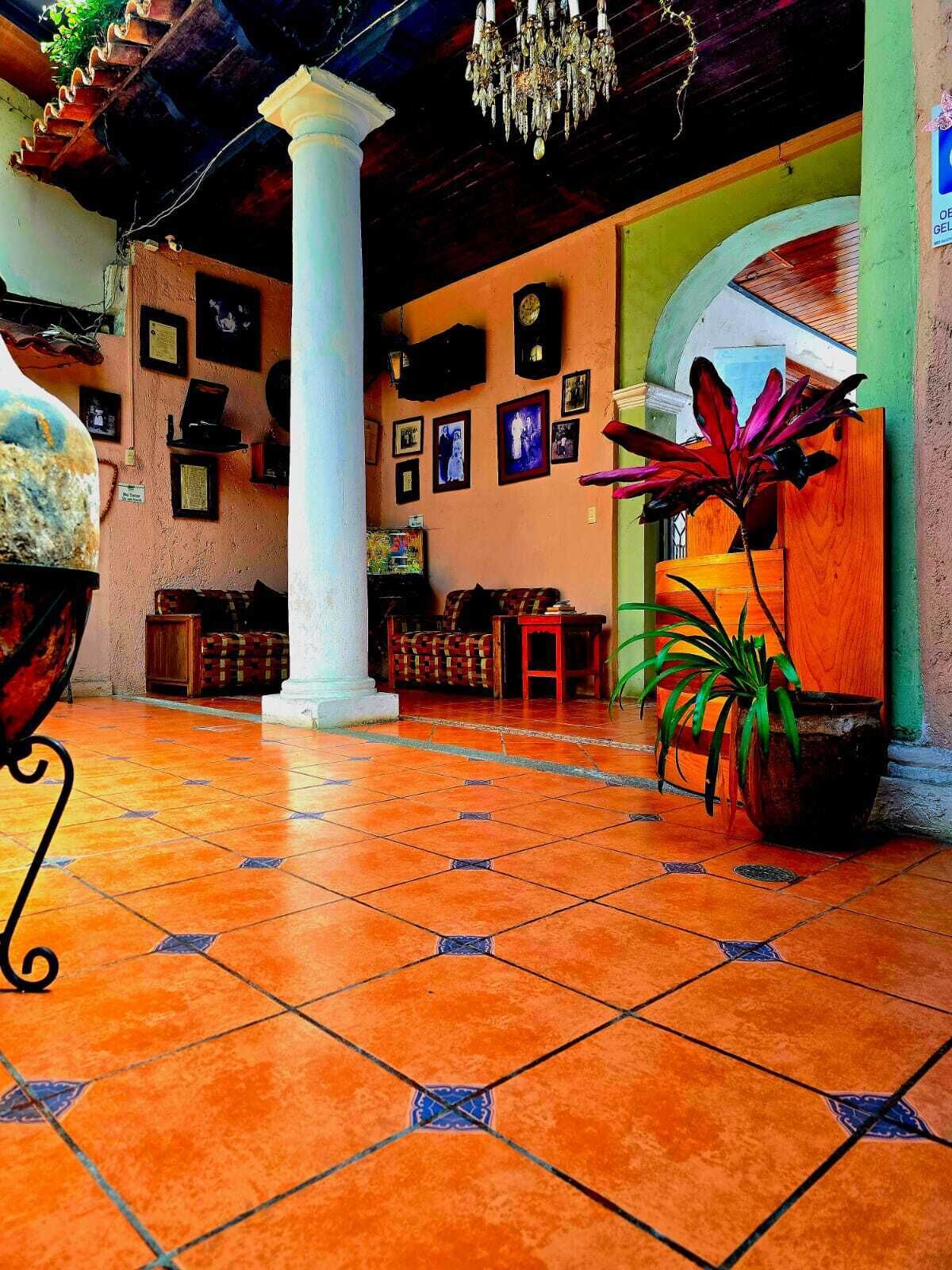 Een 32-inch lcd-televisie met kabelzenders en een televisie