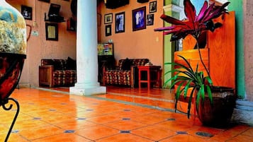 Een 32-inch lcd-televisie met kabelzenders en een televisie