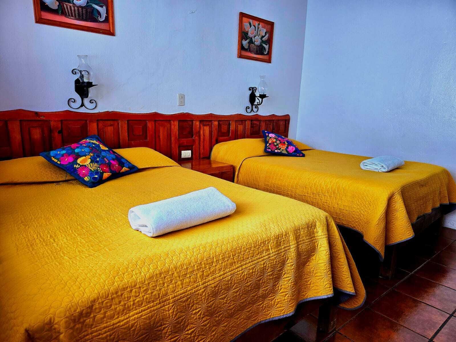 Escritorio, wifi gratis y ropa de cama 