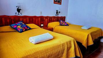 Escritorio, wifi gratis y ropa de cama