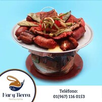 Ein Teller mit gegrilltem Fleisch und Gemüse, mit dem Logo und der Telefonnummer von 'Mar y Tierra Restaurante'.