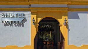 A hotel entrance with a sign reading "HOTEL SAN LUIS" and an archway leading to the interior. - Hotel San Luis (San Cristóbal de las Casas)