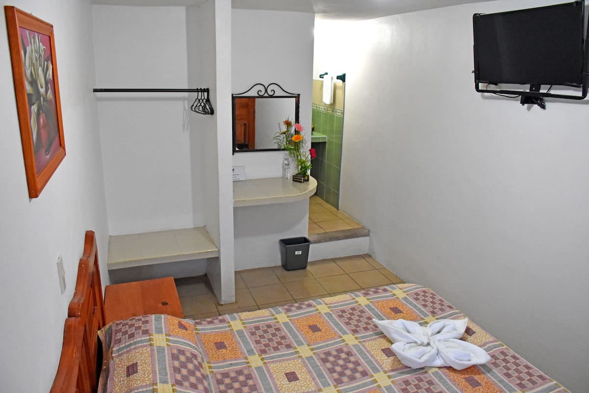 standard room | desk, free wifi, bed sheets