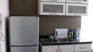 Mesin pembuat kopi/teh, lemari es besar, microwave, dan kompor