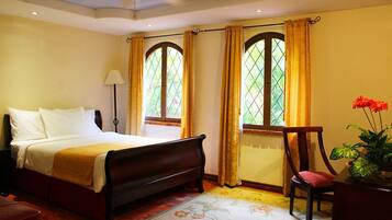 Standard Room, 1 Queen Bed | In-room safe, desk, soundproofing, iron/ironing board