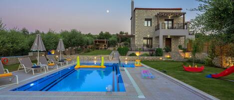 Villa, 3 Schlafzimmer, eigener Pool (Anthelia) | 3 Schlafzimmer, Zimmersafe, Bügeleisen/Bügelbrett, kostenlose Babybetten