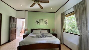 Apartamento, vista para o jardim | Cofres nos quartos, cortinas blackout, Wi-Fi de cortesia, roupa de cama