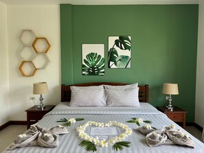 In-room safe, blackout curtains, free WiFi, bed sheets - Woodlawn Villas (Koh Tao)
