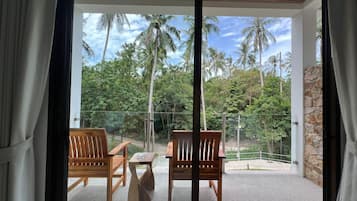 Superior Double Room with Balcony | ํ
๋ผ์ค/ํํฐ์ค