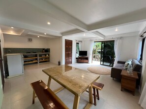 Appartement, vue jardin | Coin séjour | Télévision LED de 32 pouces avec chaînes numériques