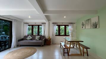Apartamento, vista para o jardim | Área de estar | TV LED 32 polegadas com canais digitais