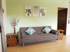 Leilighet, hageutsikt | Oppholdsområde | En 32-tommers LED-TV med digitale kanaler