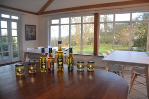 Family dining - Lehnsgaard Ranch (Gudhjem)