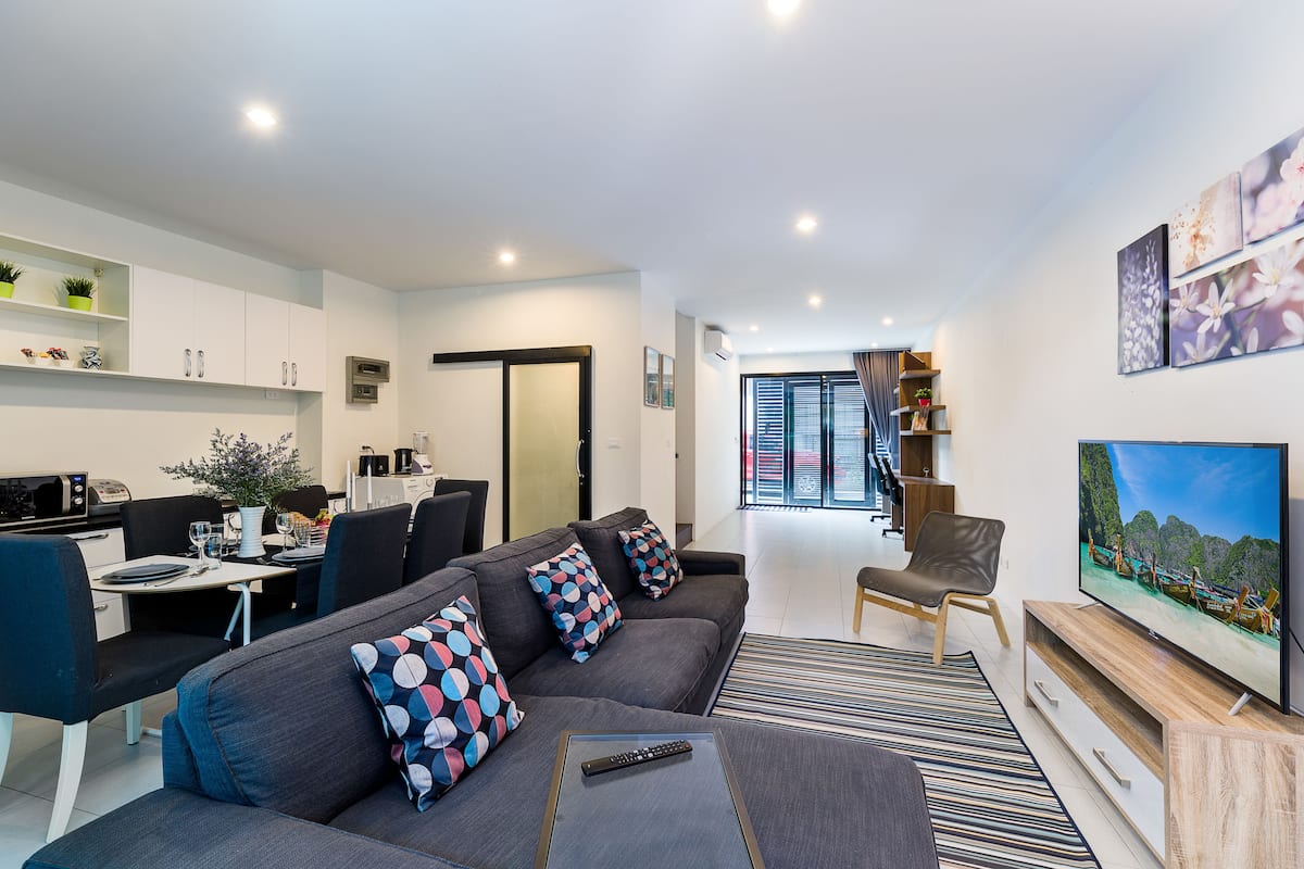 Deluxe Duplex, 3 Bedrooms, Bathtub | Living area