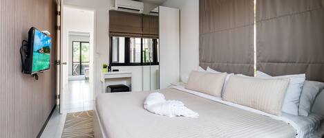 3 bedrooms, in-room safe, desk, blackout drapes