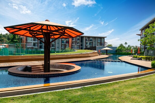 3 Außenpools, Sonnenschirme, Liegestühle