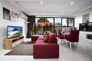 Deluxe-Maisonette, 3 Schlafzimmer, Küche, Bergblick | Wohnbereich | 55-Zoll-LCD-Fernseher mit Satellitenempfang, Fernseher