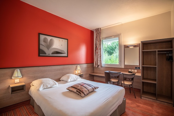 1 bedroom, premium bedding, desk, soundproofing