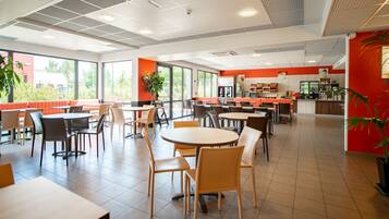 Café da manhã com buffet grátis todos os dias