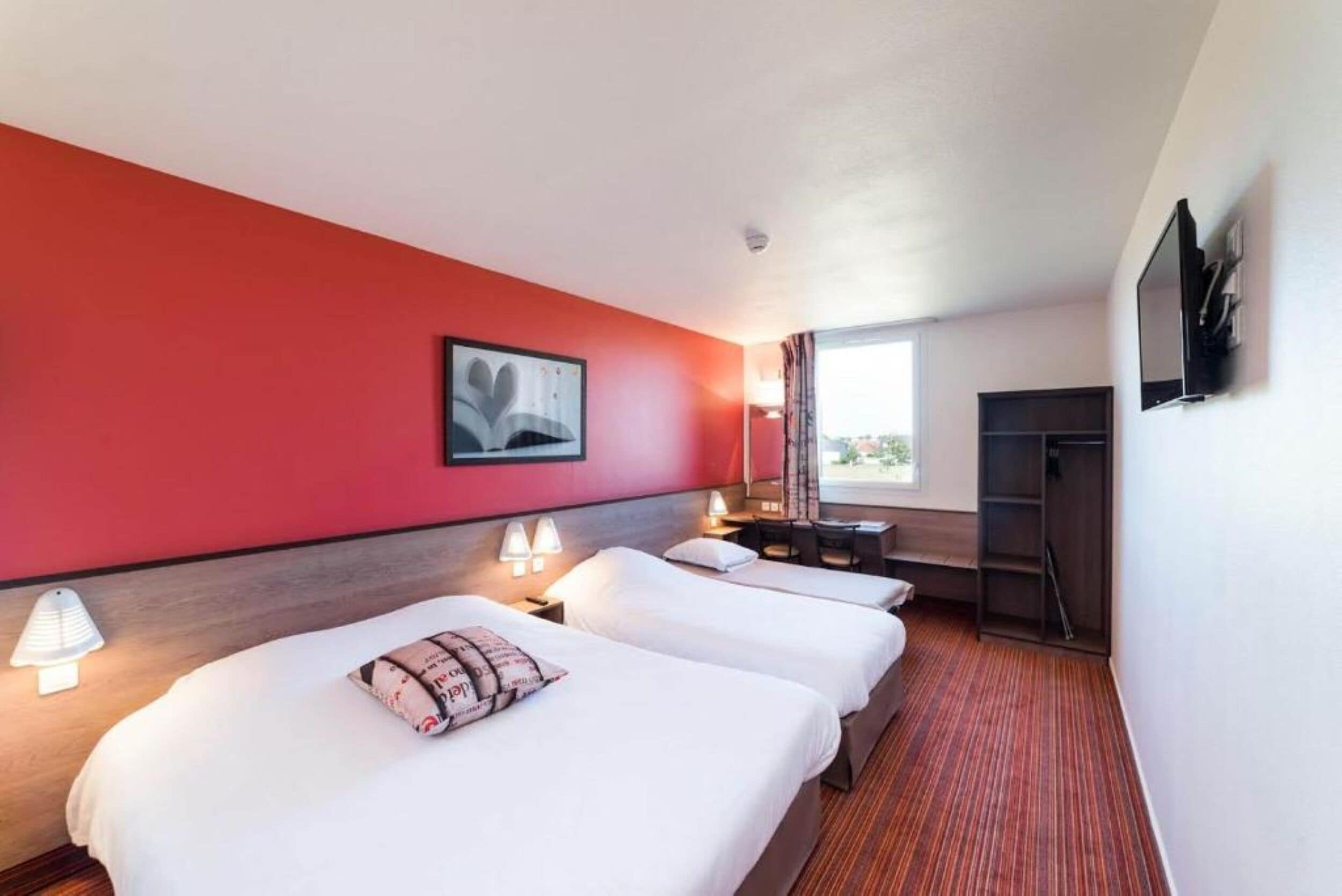 quadruple room | 1 bedroom, premium bedding, desk, soundproofing